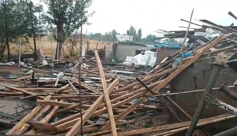 Diyarbakır’da kuvvetli rüzgarla caminin minaresi evin damına devrildi
