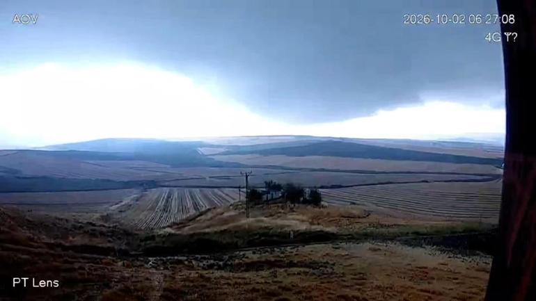 Diyarbakır’da kuvvetli rüzgarla caminin minaresi evin damına devrildi