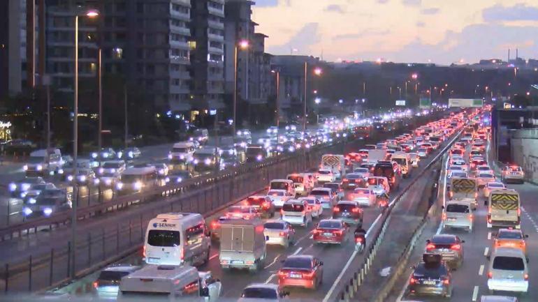 İstanbulda trafik yoğunluğu yüzde 71e ulaştı