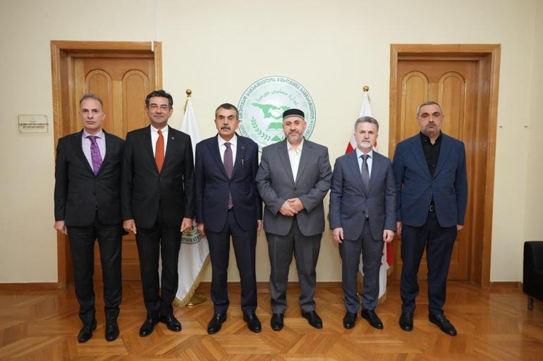 Bakan Tekin, Türkiyenin Tiflis Büyükelçiliğini ziyaret etti