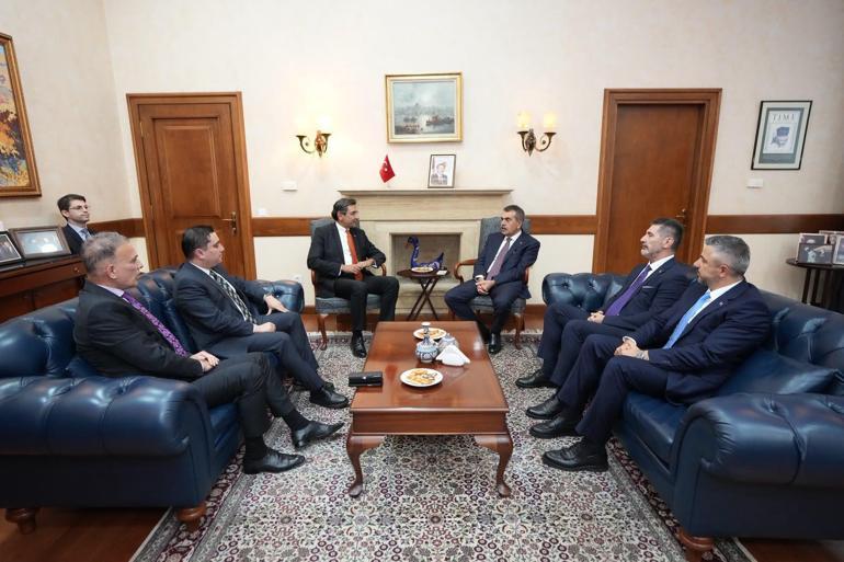 Bakan Tekin, Türkiyenin Tiflis Büyükelçiliğini ziyaret etti