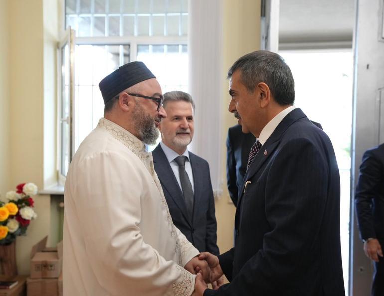 Bakan Tekin, Türkiyenin Tiflis Büyükelçiliğini ziyaret etti