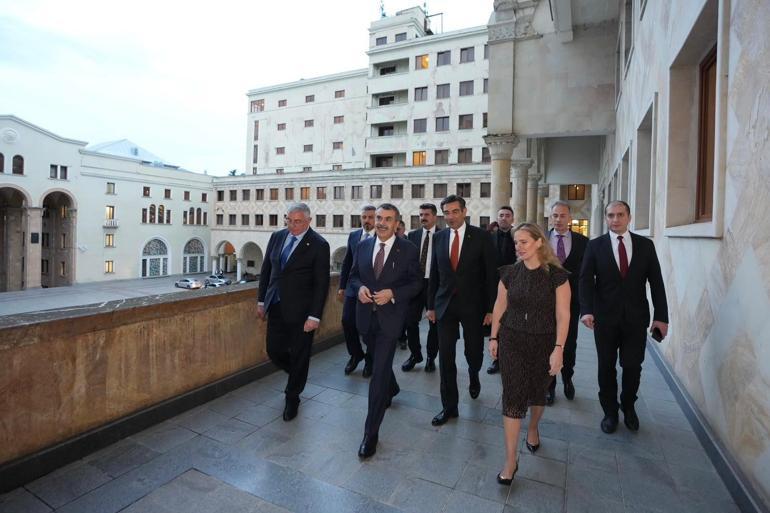 Bakan Tekin, Türkiyenin Tiflis Büyükelçiliğini ziyaret etti