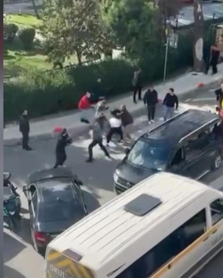 Bayrampaşada sürücülerin yol kavgası kamerada