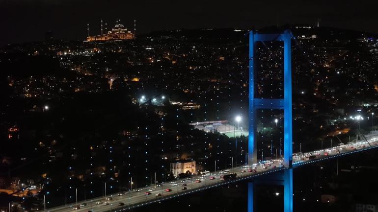 İstanbul Boğazı’ndaki köprüler turkuaz renge büründü