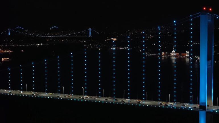 İstanbul Boğazı’ndaki köprüler turkuaz renge büründü