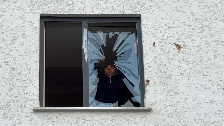 Avcılar’da devrilen ağacın altında kalmaktan son anda kurtuldu