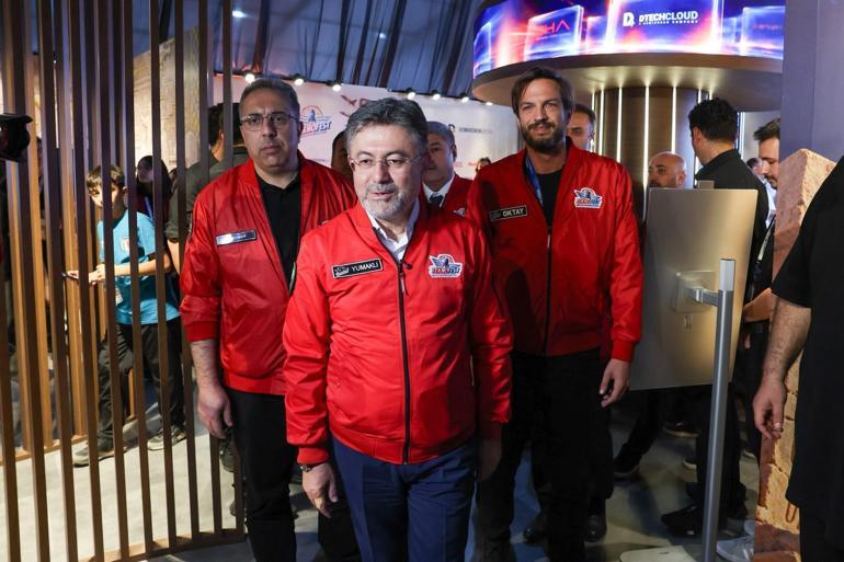 Tarım ve Orman Bakanı İbrahim Yumaklı, Demirören Medya’nın TEKNOFEST standını ziyaret etti