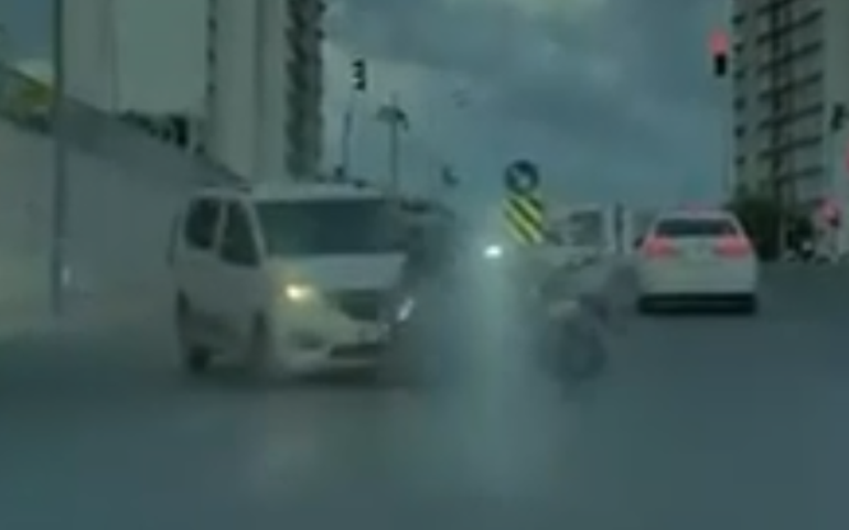 Esenyurtta hafif ticari aracın motosiklete çarptığı kaza kamerada