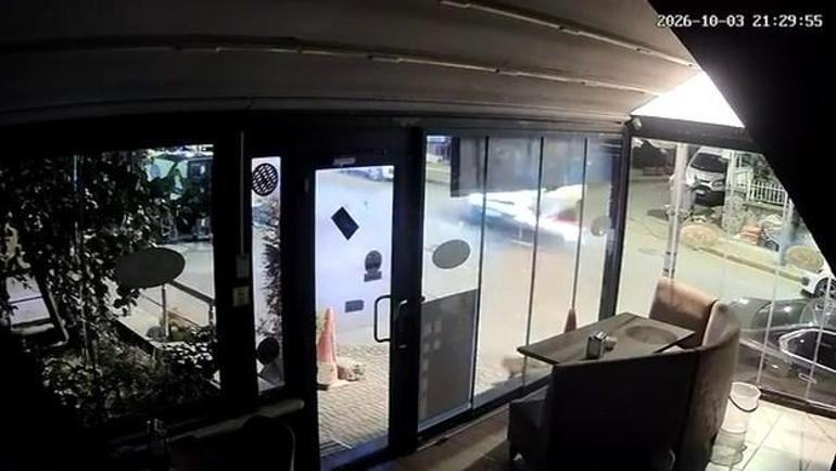 Ümraniyede motosikletin hafif ticari araca çarptığı kaza kamerada