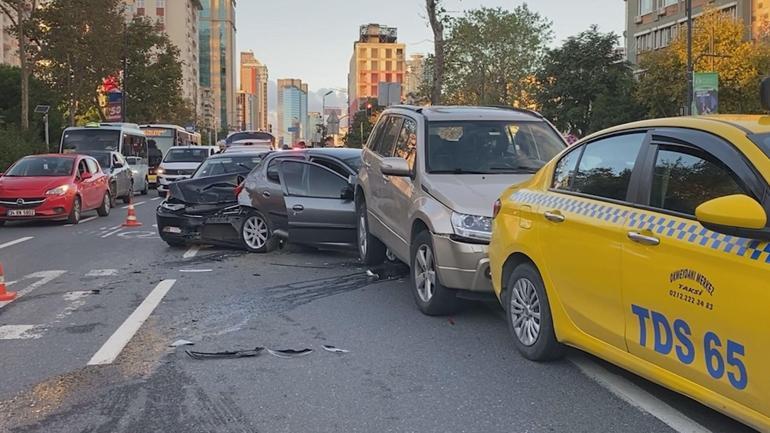 Beşiktaşta 5 aracın karıştığı zincirleme kaza: 2 yaralı