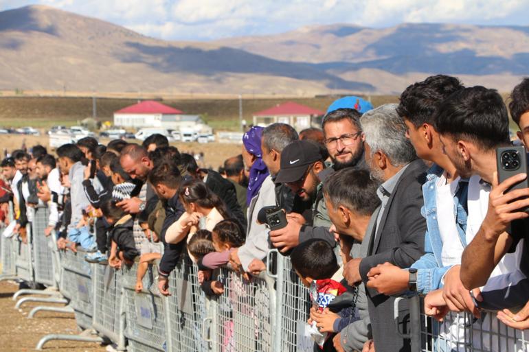 Karlıova’da geleneksel at yarışları; 620 bin TL ödül dağıtıldı