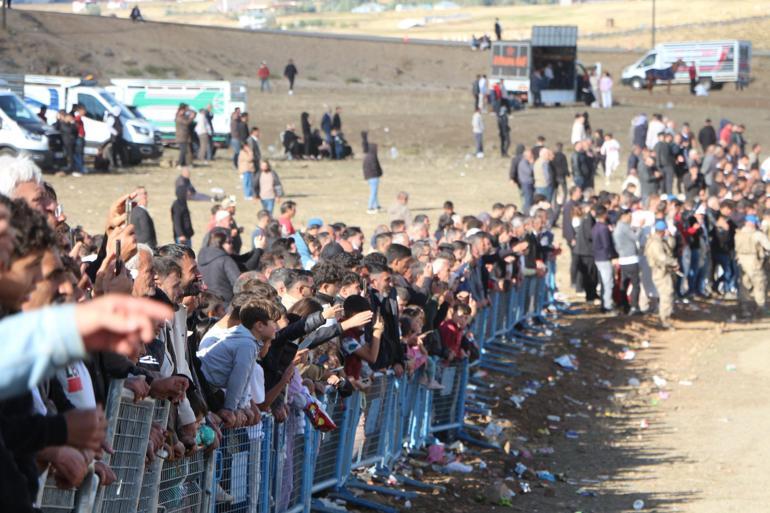 Karlıova’da geleneksel at yarışları; 620 bin TL ödül dağıtıldı