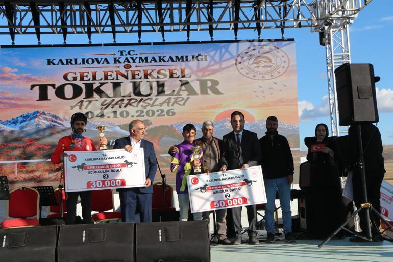 Karlıova’da geleneksel at yarışları; 620 bin TL ödül dağıtıldı