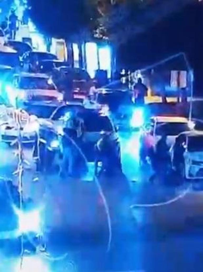 Polis, nefes almakta güçlük çeken sürücüyü, heimlich manevrasıyla kurtardı; o anlar kamerada