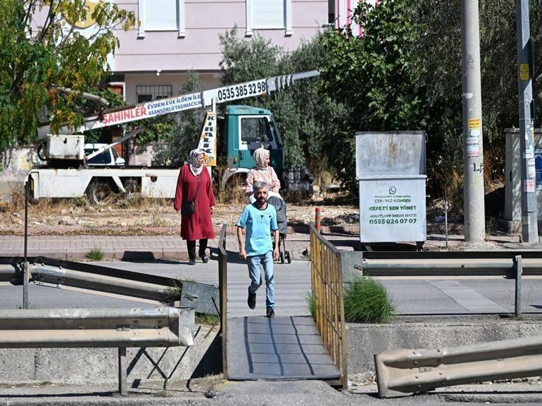 İki mahalleyi ayıran caddede üst geçit çilesi