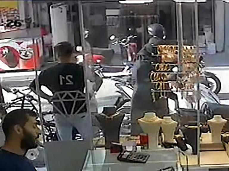 Çantasını gasbeden şüphelinin peşinden koştu