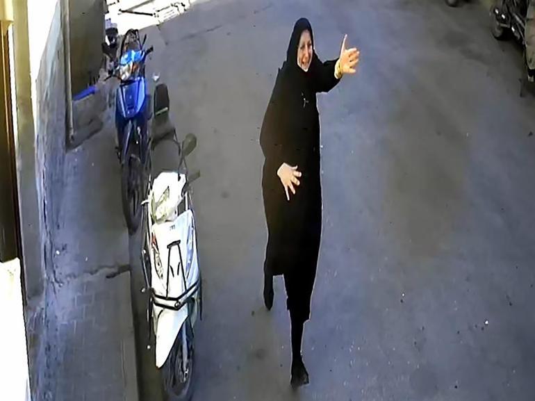 Çantasını gasbeden şüphelinin peşinden koştu