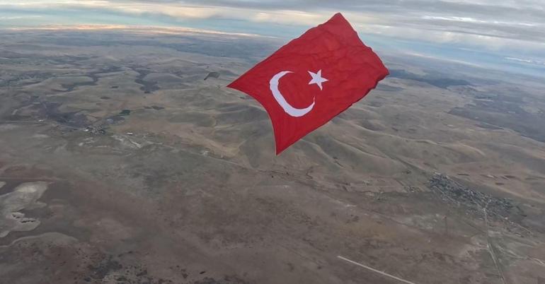 Mehmetçik, 3 bin metrekarelik Türk bayrağını dalgalandırdı
