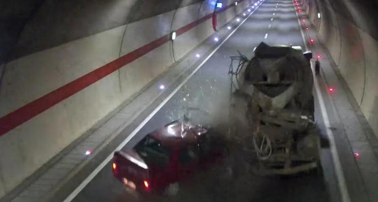Tünelde beton mikserine çarpan otomobilin sürücüsü öldü