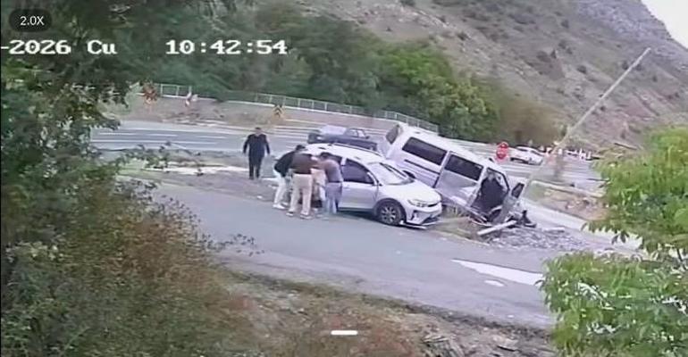 Gümüşhanede minibüs ile otomobilin çarpıştığı kaza kamerada: 4 yaralı