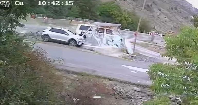 Gümüşhanede minibüs ile otomobilin çarpıştığı kaza kamerada: 4 yaralı