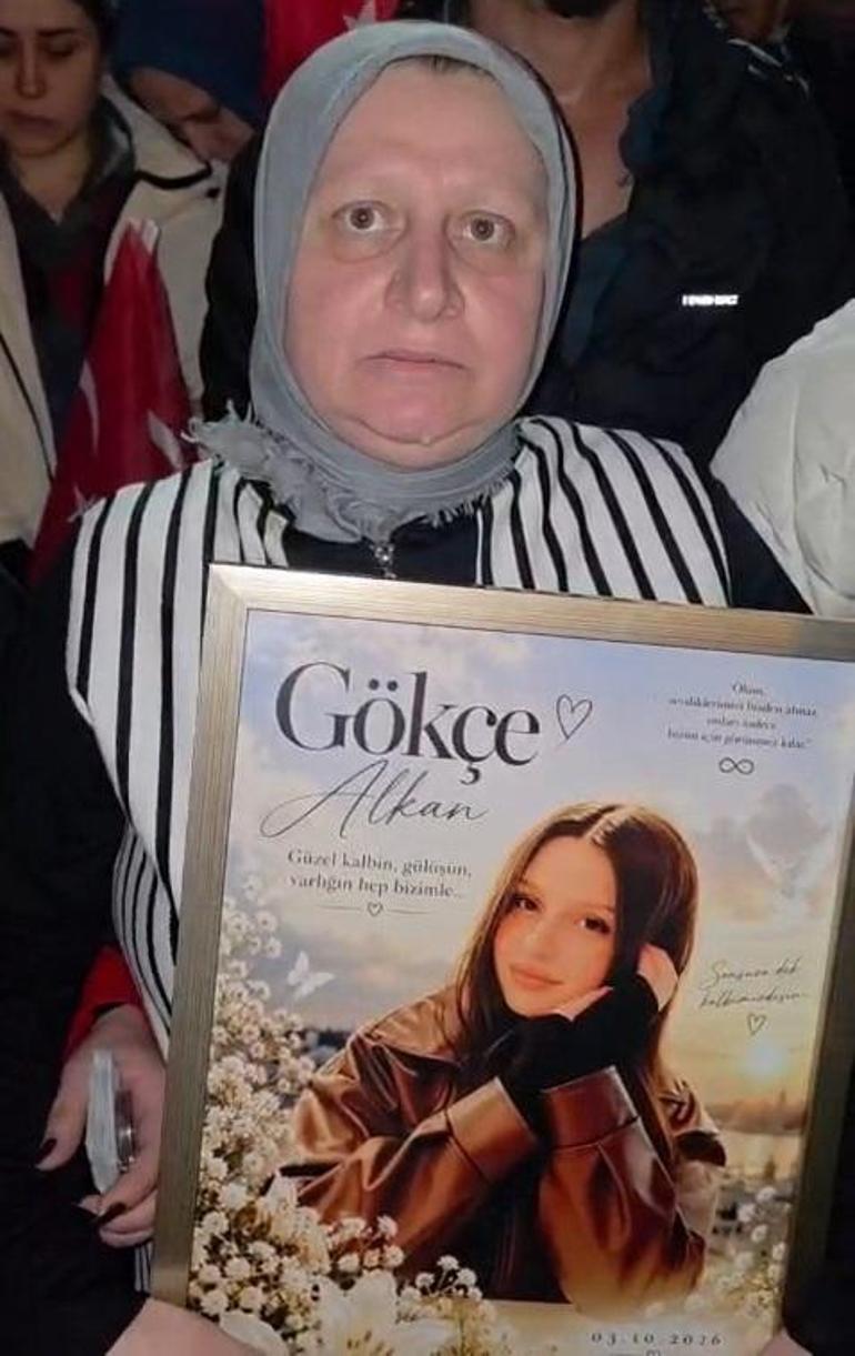Bursada sevgilisi tarafından boğazı kesilerek öldürülen Gökçe için yürüyüş düzenlendi