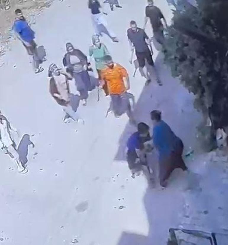 İki aile arasındaki keserli ve bıçaklı kavga kamerada