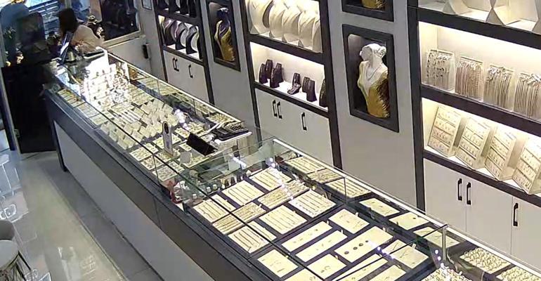 Oyuncak tabancayla kuyumcuyu soymaya kalktı, alarma basılınca kaçtı