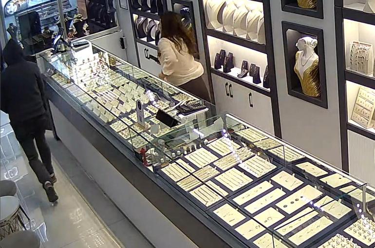 Oyuncak tabancayla kuyumcuyu soymaya kalktı, alarma basılınca kaçtı