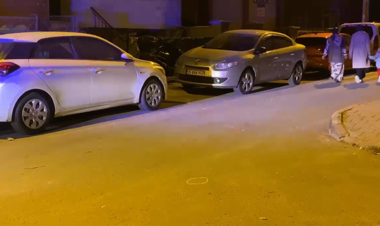 Küçükçekmecede iş yerinin önünde silahlı saldırıya uğrayan kişi ağır yaralandı