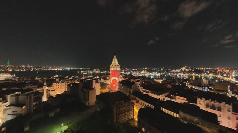 Galata Kulesi, İstanbulun kurtuluşunun 103’üncü yıl dönümü nedeniyle Türk bayrağıyla ışıklandırıldı