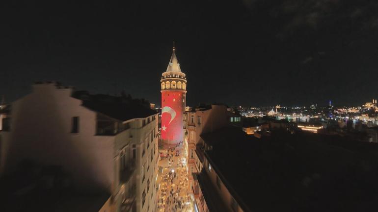 Galata Kulesi, İstanbulun kurtuluşunun 103’üncü yıl dönümü nedeniyle Türk bayrağıyla ışıklandırıldı