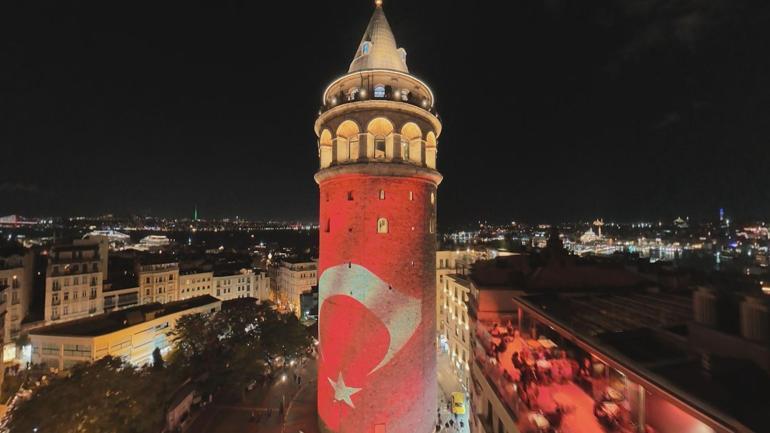 Galata Kulesi, İstanbulun kurtuluşunun 103’üncü yıl dönümü nedeniyle Türk bayrağıyla ışıklandırıldı