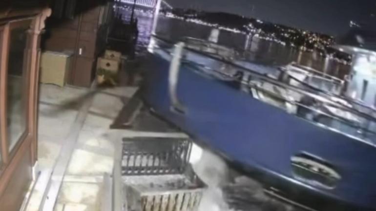 Üsküdarda yolcu vapuru yalıya çarptı