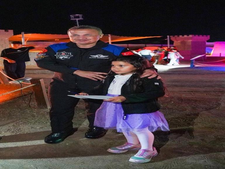 Kum heykeller arasında çocuklardan astronotlara soru yağmuru
