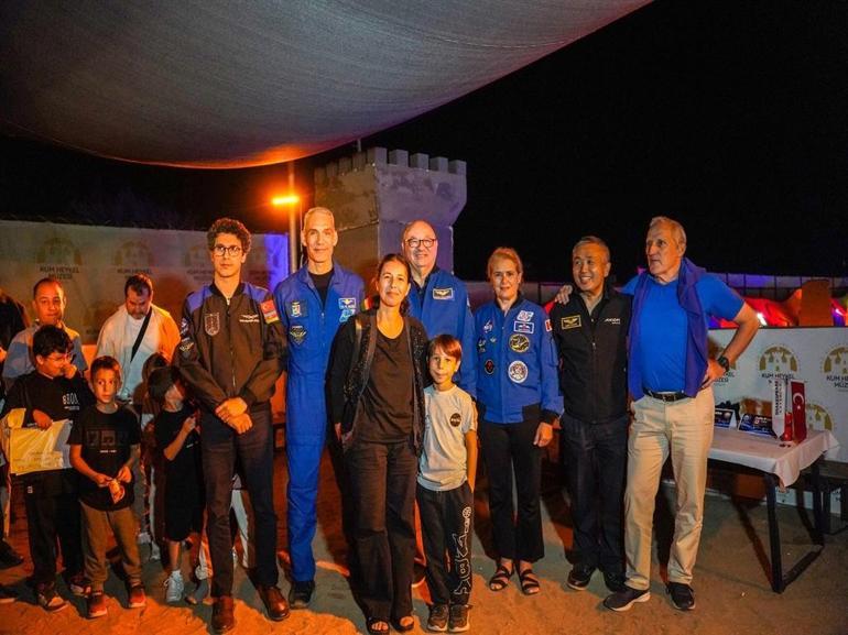 Kum heykeller arasında çocuklardan astronotlara soru yağmuru