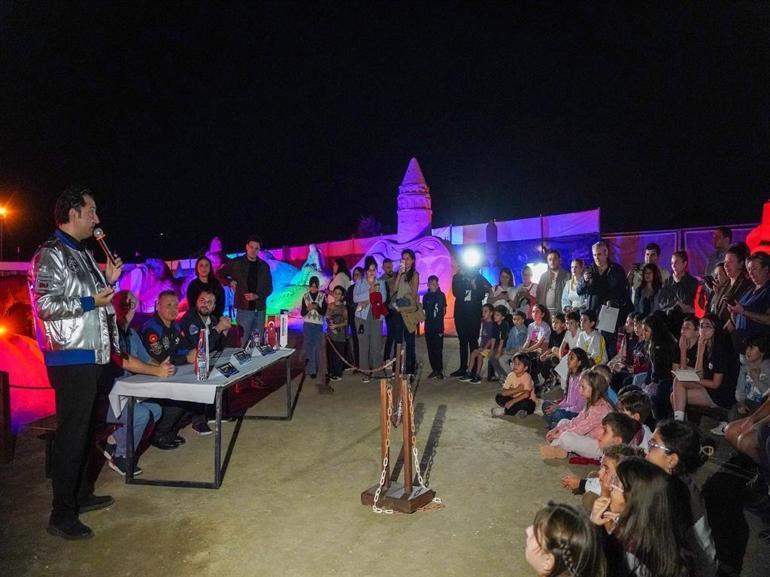Kum heykeller arasında çocuklardan astronotlara soru yağmuru