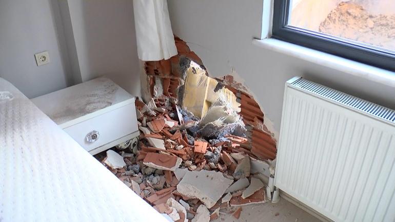 Pendik’te freni boşalan hafriyat kamyonu iş yerine girdi; araçtan atlayan şoför yaralandı