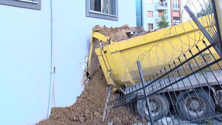 Pendik’te freni boşalan hafriyat kamyonu iş yerine girdi; araçtan atlayan şoför yaralandı