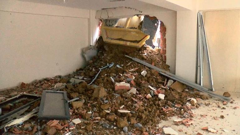 Pendik’te freni boşalan hafriyat kamyonu iş yerine girdi; araçtan atlayan şoför yaralandı
