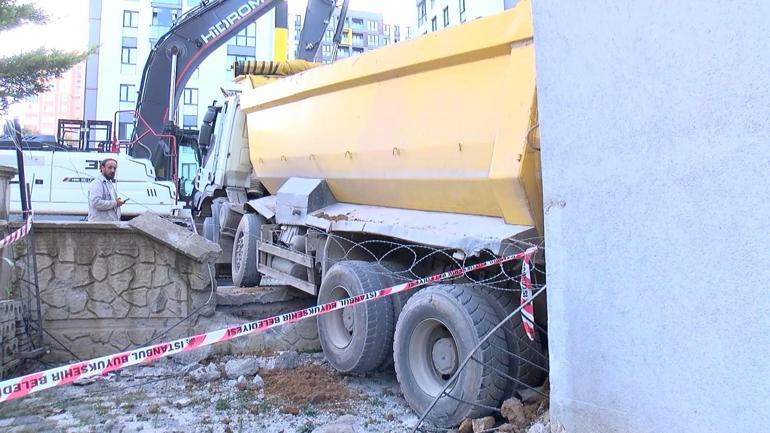 Pendik’te freni boşalan hafriyat kamyonu iş yerine girdi; araçtan atlayan şoför yaralandı