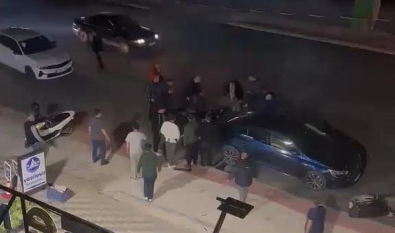 Otomobille çarpışan motosiklet, kontrolden çıkarak park halindeki başka otomobile çarptı: 2 yaralı