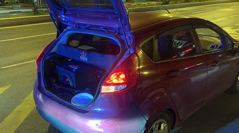 Otomobilinde yüksek ses sistemi bulunan sürücüye 24 bin lira ceza