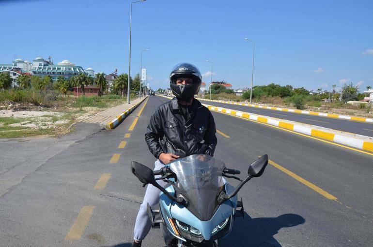 Parasını düşüren motosikletliye sanal medyadan ulaşıp teslim etti