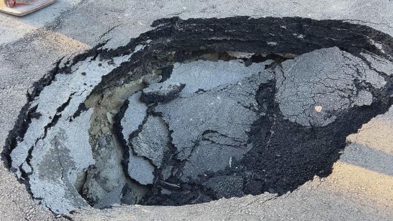 Beşiktaşta yolda çökme meydana geldi