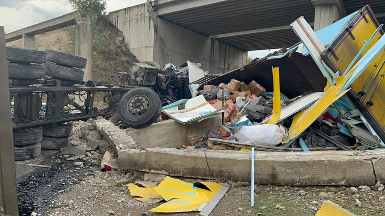 Kargo kamyonu köprüden düştü: 2 yaralı