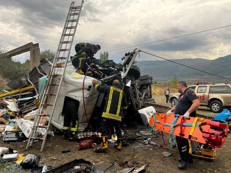 Kargo kamyonu köprüden düştü: 2 yaralı