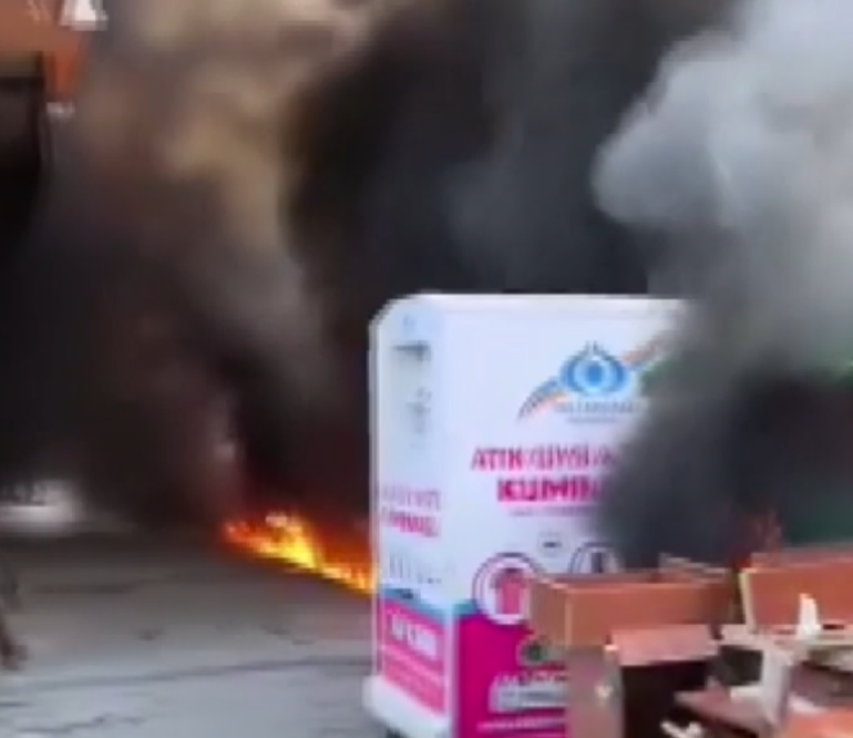 Sultangazide çöp konteynerine dökülen tiner nedeniyle yangın çıktı