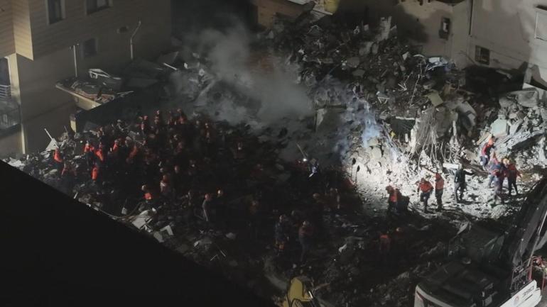 Maltepede enkaz altındaki 3 kişiyi arama çalışmaları havadan görüntülendi